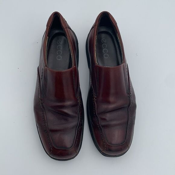 ECCO mahogany, brown leather slip on men’s loafers ￼size 43